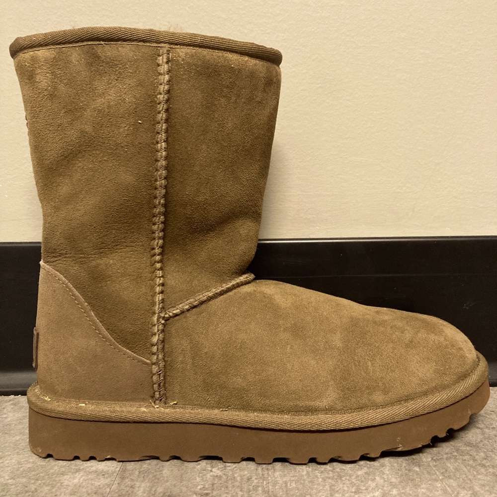 COPY - UGG Chestnut Classic Short ll Women’s Size 6